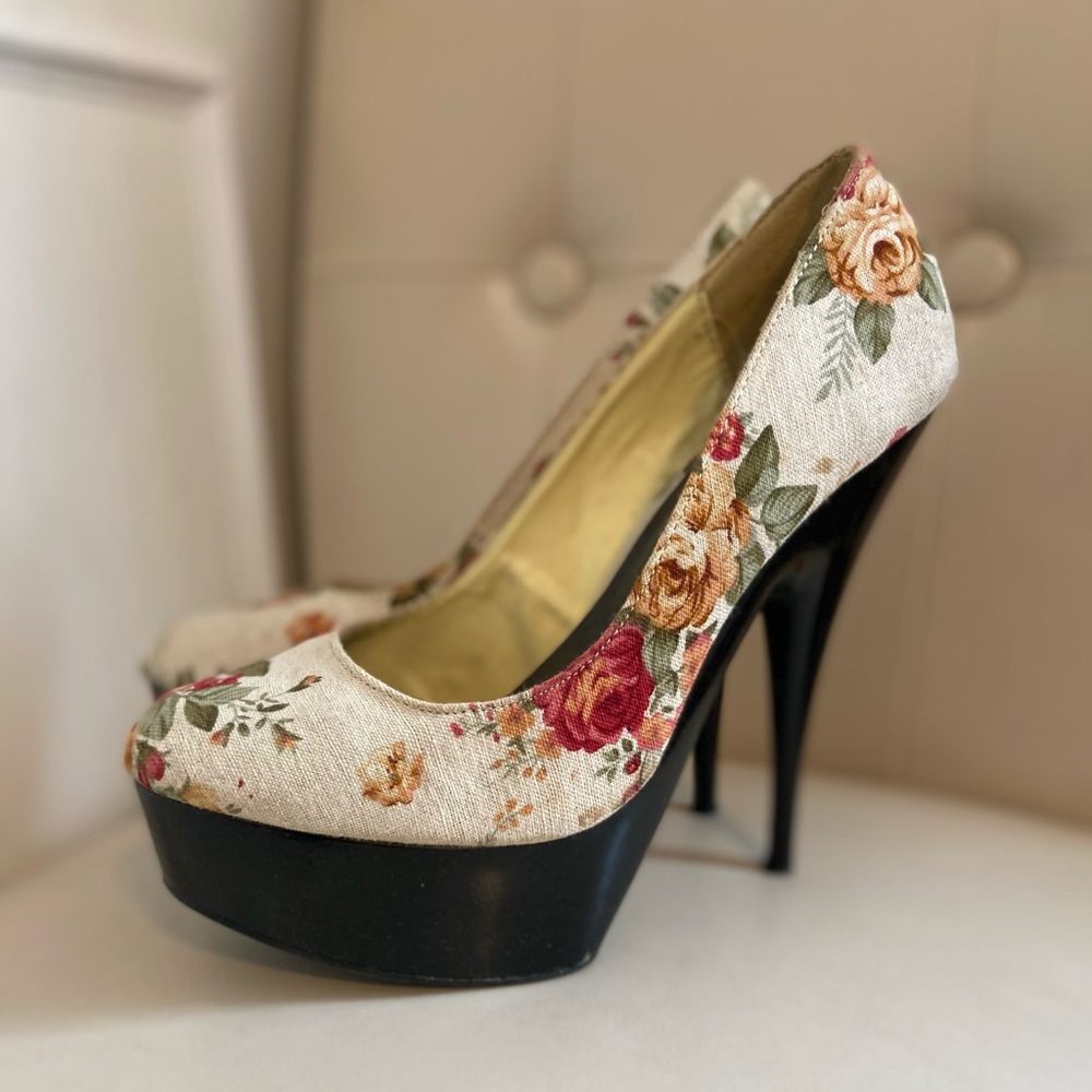 ❣️SOLD❣️Floral Heels